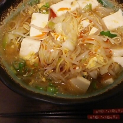 うちにある食材で出来ました！ラーメンに豆腐、というのが斬新。豆腐好きなのでうれしい。残業で遅くなりましたが15分で出来ました。時間がないときまた作りたいレシピ♪